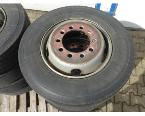 MICHELIN XTE 2 215/75R 17.5 4 Stück Tiefladerräder, LKW- Anhängerräder auf Sta - Bild 2